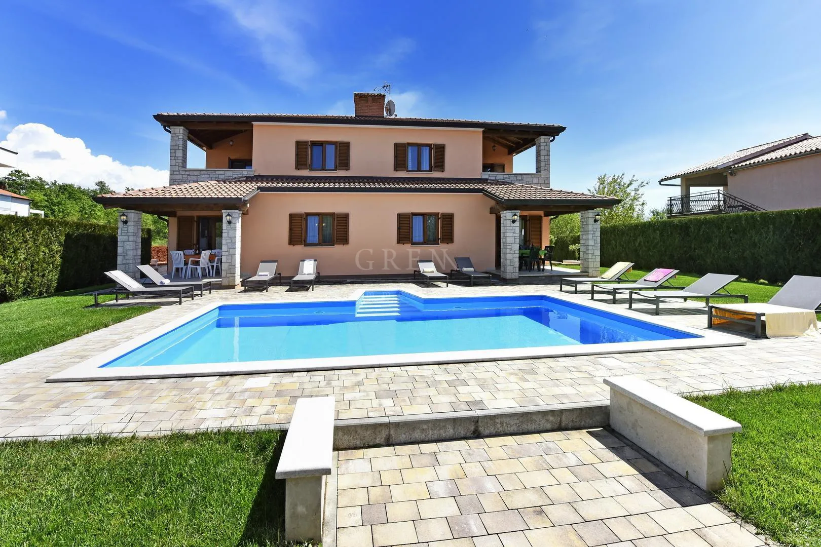 kuća sa 4 apartmana 7 km od poreča - slika 2