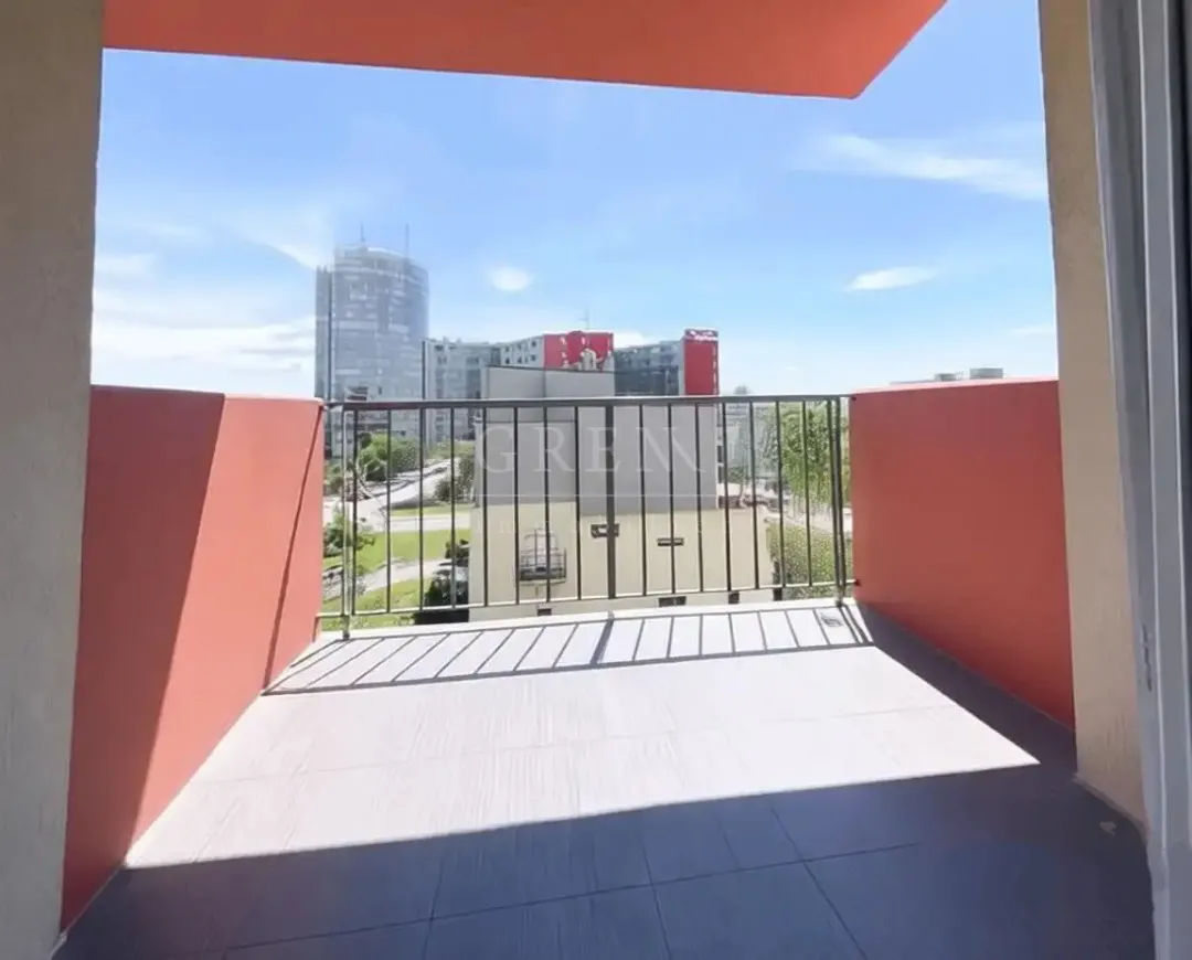 špansko – prostrani dvoetažni 4sobni stan 110 m², 2 lođe, lift - slika 13