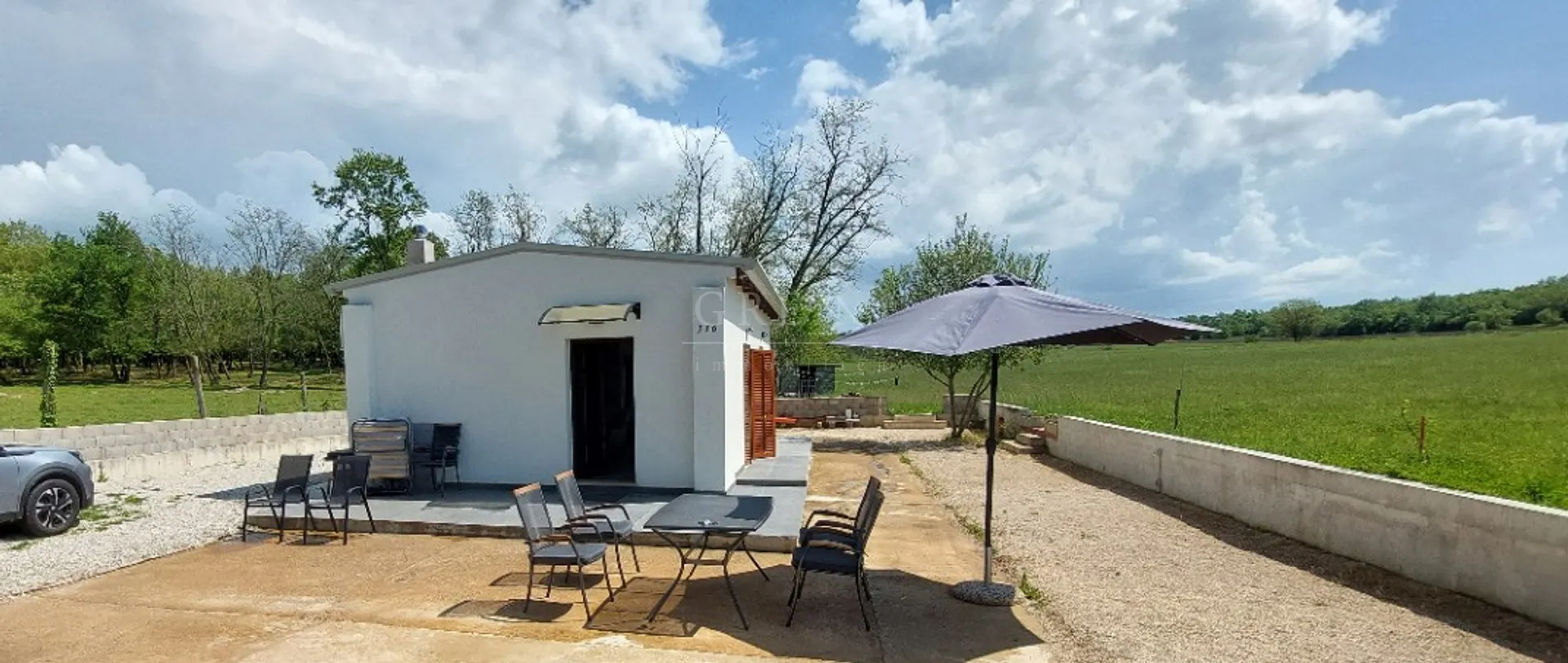 kućica sa velikim zemljištem poreština - slika 6