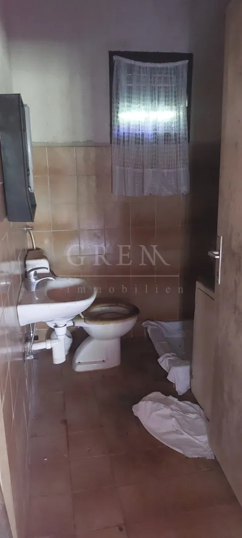 kućica sa velikim građevinskim zemljištem - slika 6
