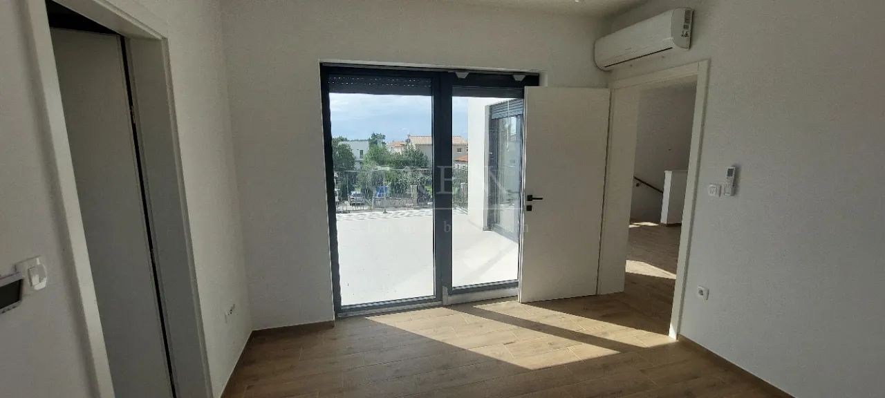moderna dvojna kuća u blizini poreča - slika 15