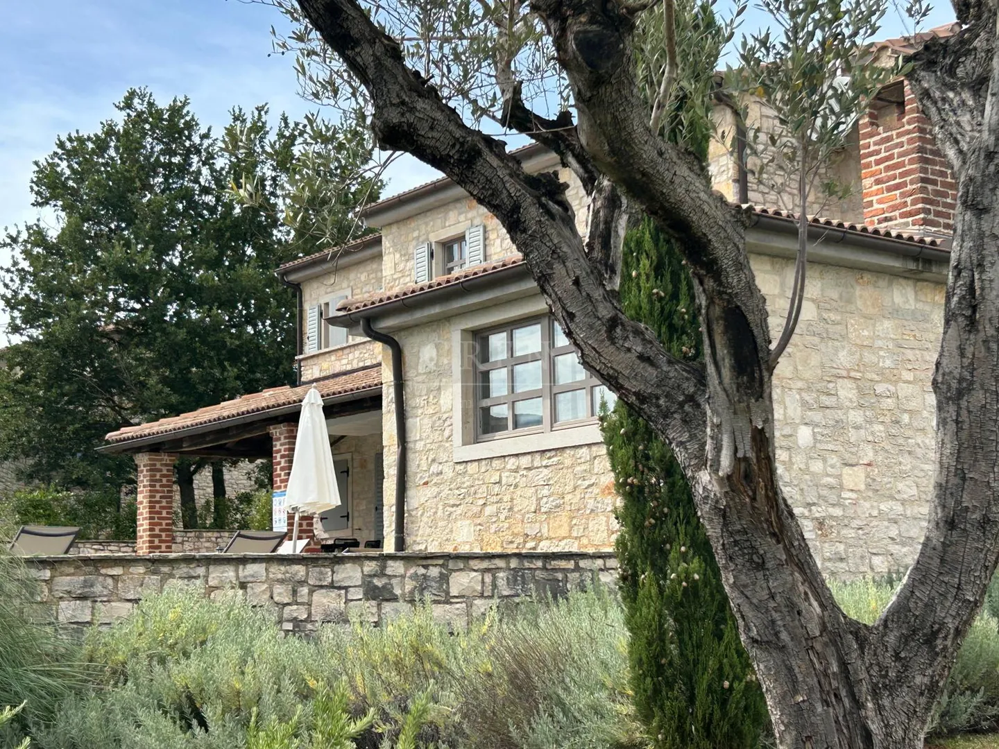 lijepa kamena vila u okolici poreča - slika 2
