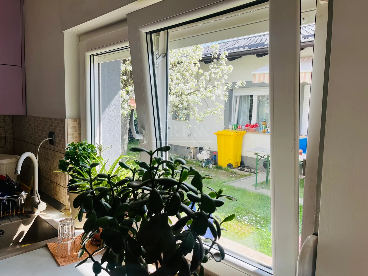 na prodaju – dvije šarmantne kućice(112m2) u cvijeću! - slika 21