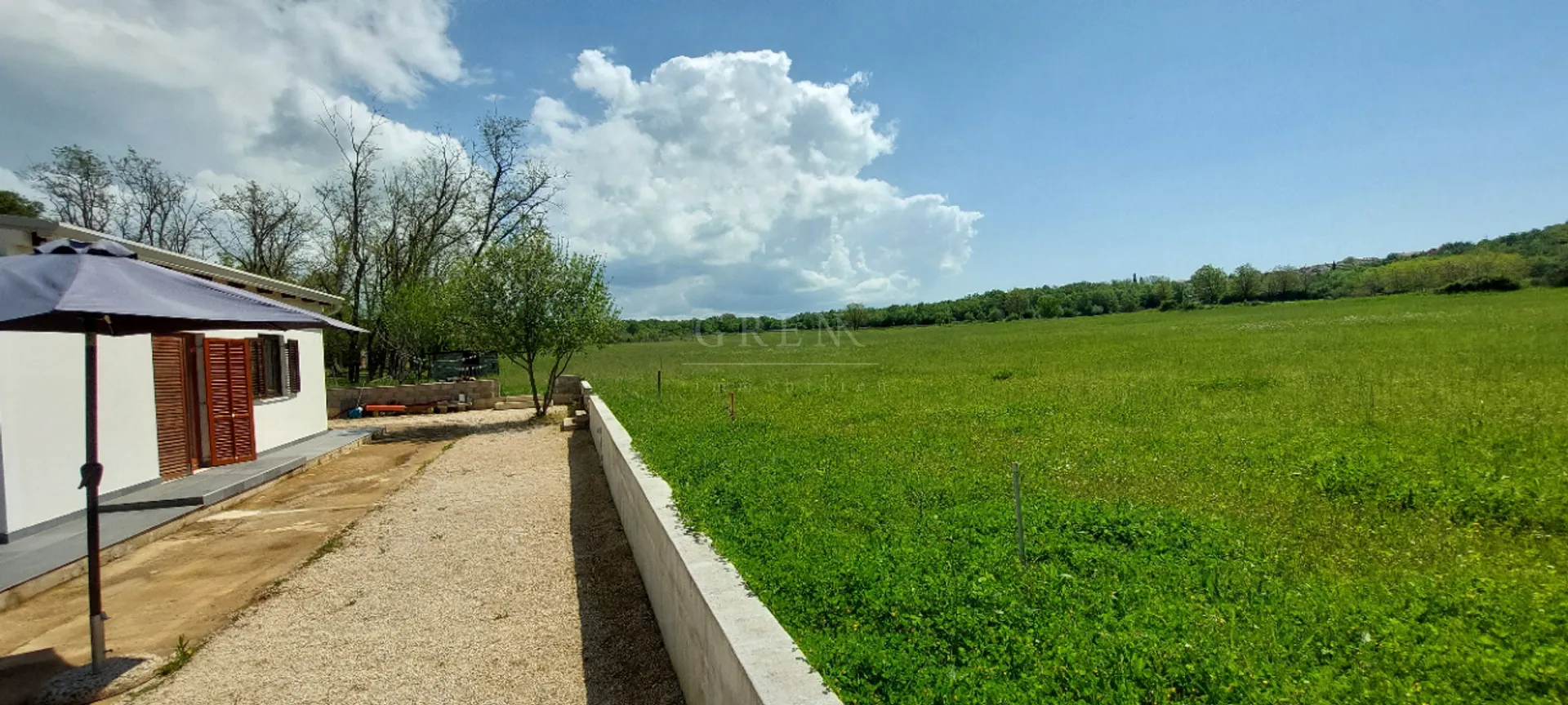 kućica sa velikim zemljištem poreština - slika 5