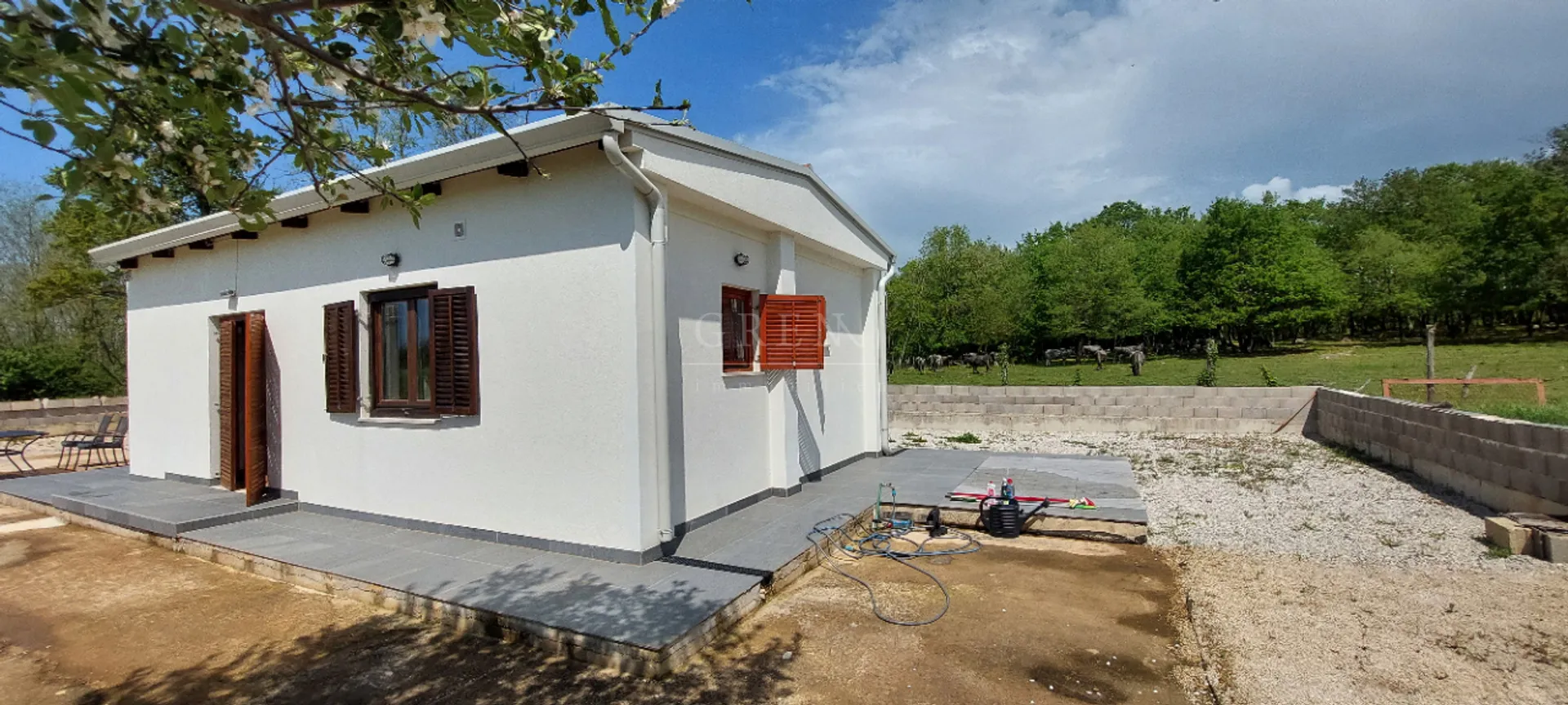 kućica sa velikim zemljištem poreština - slika 2
