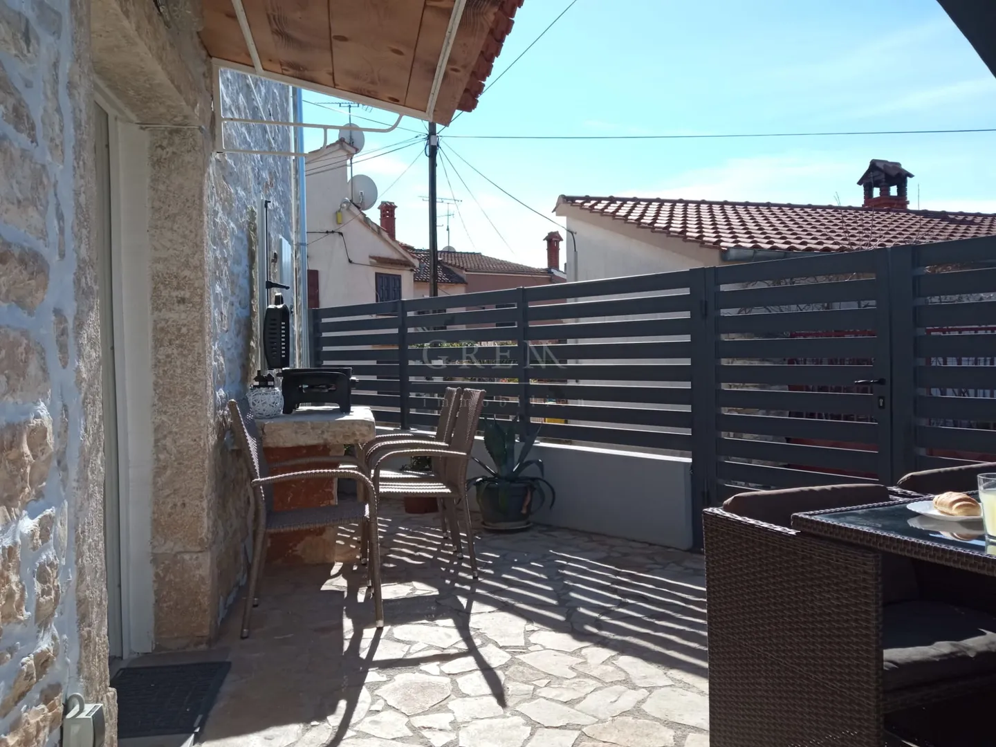 kuća sa 3 stana nedaleko mora - slika 3