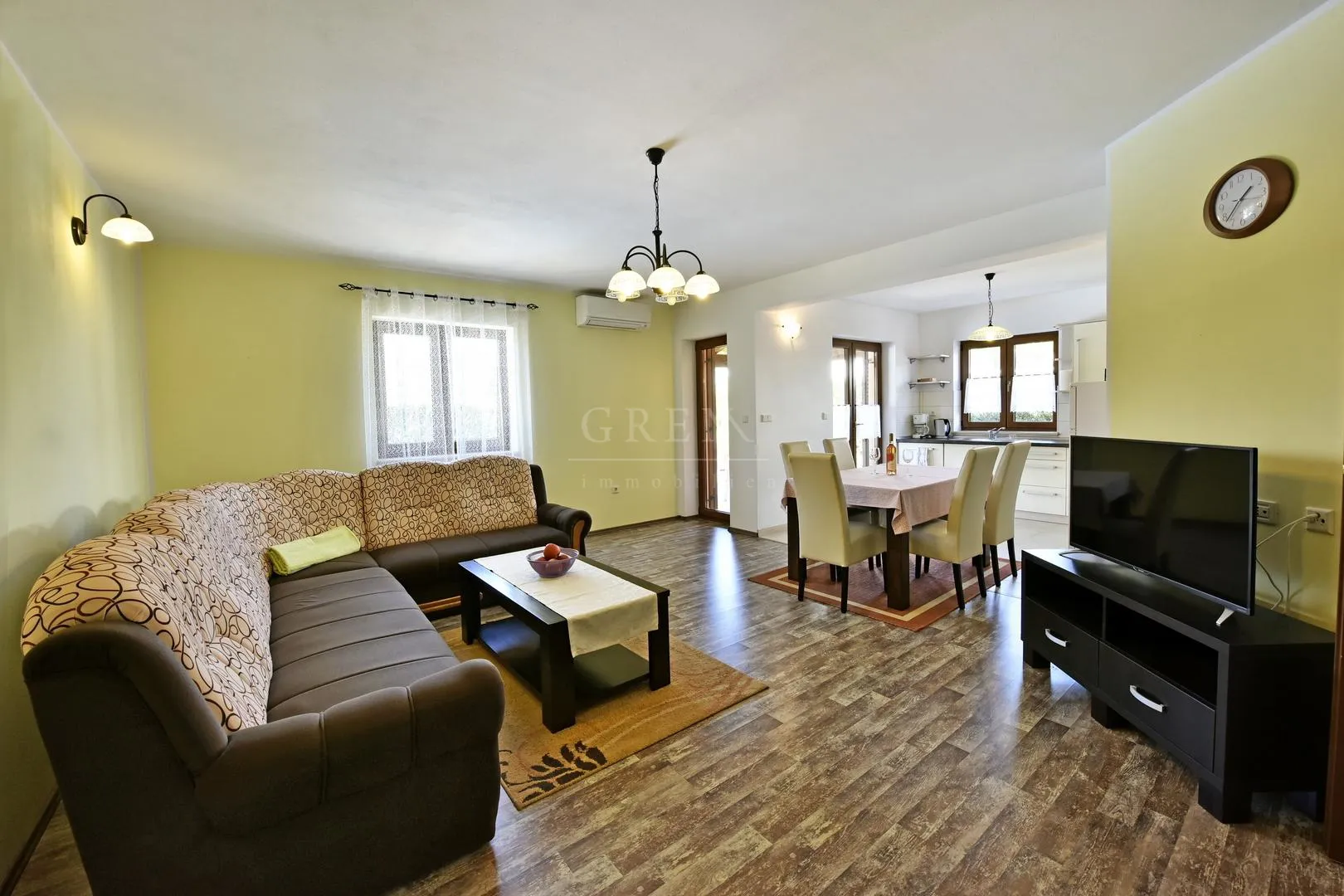 kuća sa 4 apartmana 7 km od poreča - slika 8