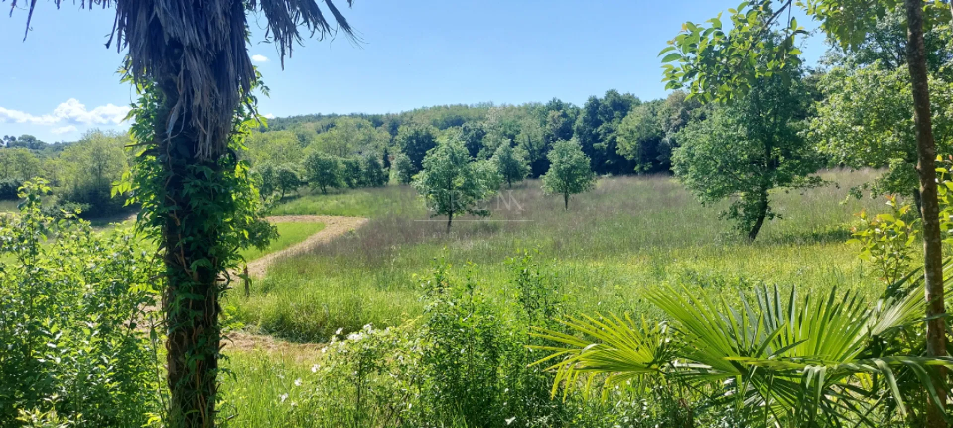 kućica sa velikim građevinskim zemljištem - slika 2
