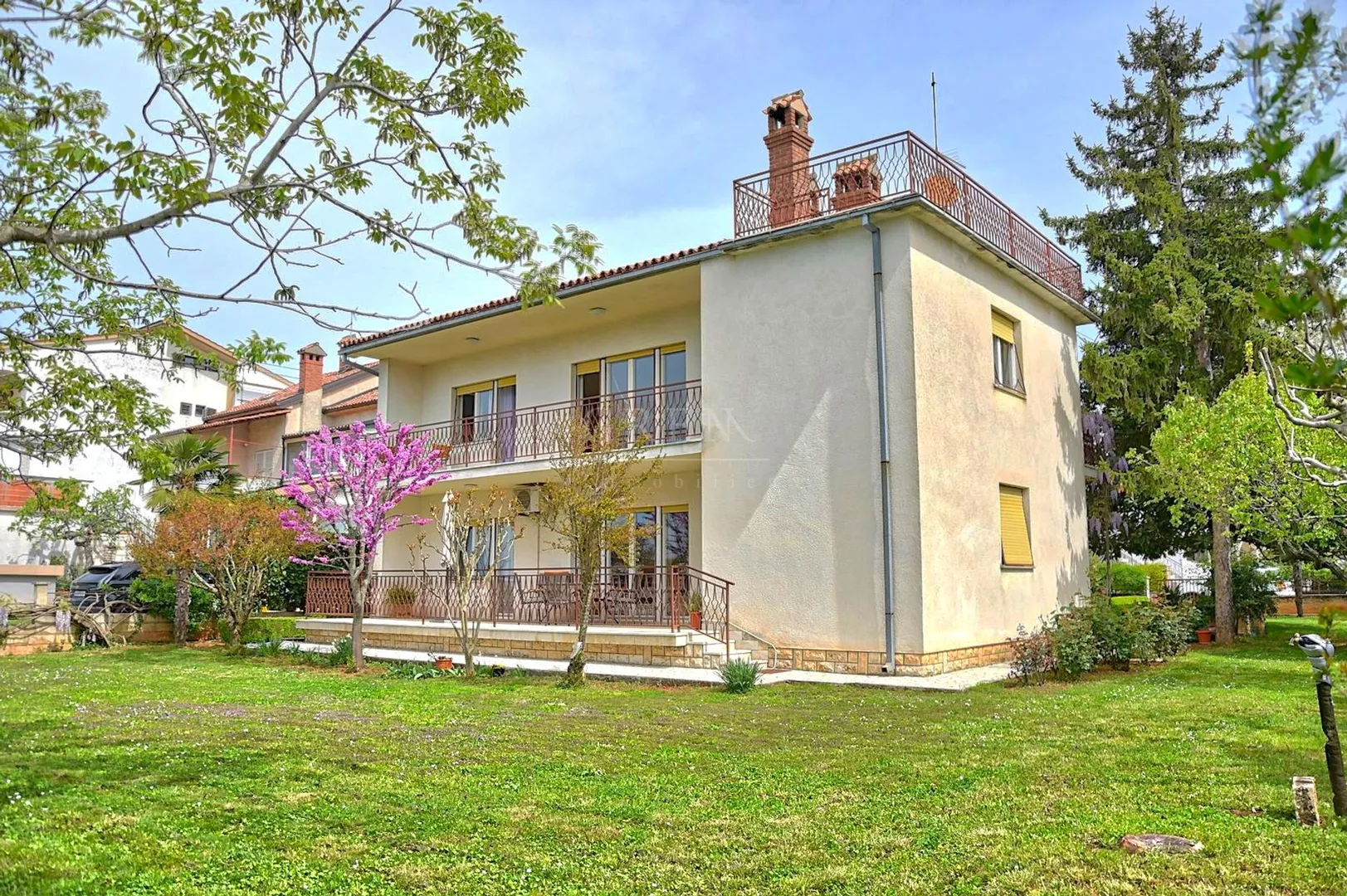 kuća sa dva stana 400m od mora - slika 2