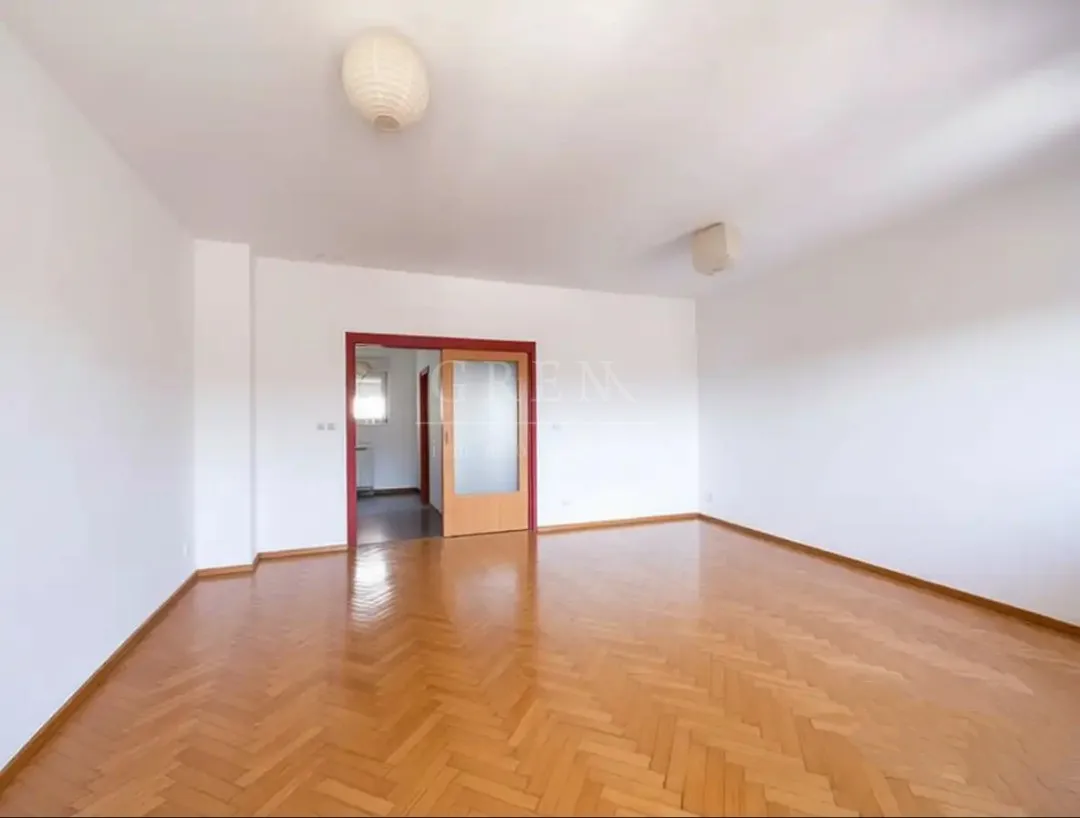 špansko – prostrani dvoetažni 4sobni stan 110 m², 2 lođe, lift - slika 4