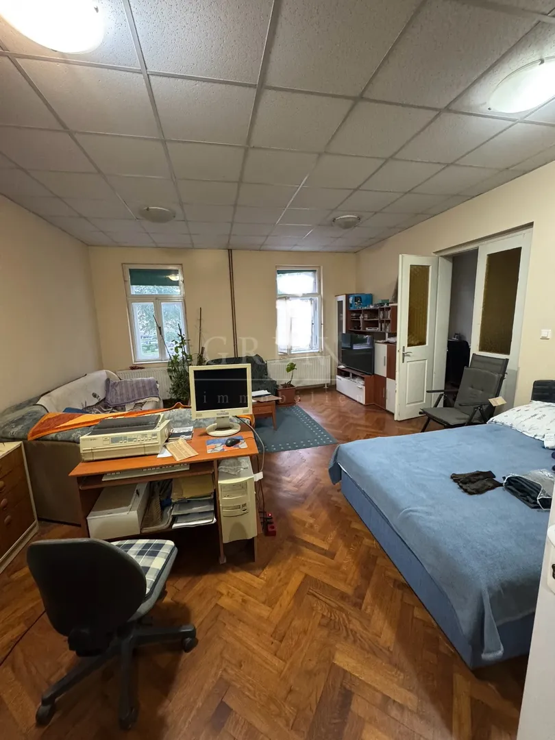 Stan Karlovac Centar, 115m2+100 m2 tavana, PRILIKA