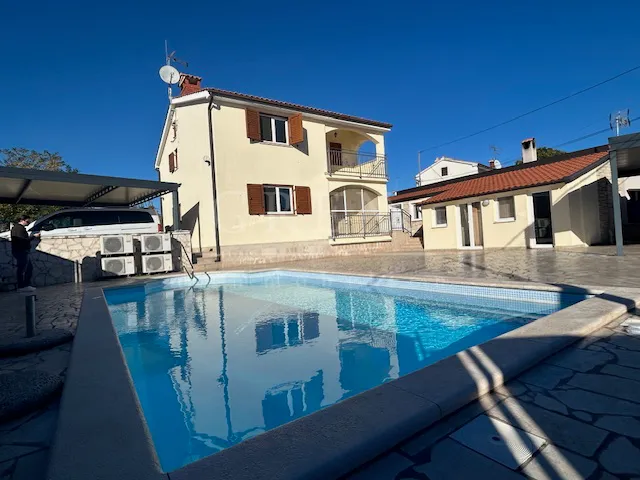 lijepa kuća sa 3 app 7 km od poreča - slika 2