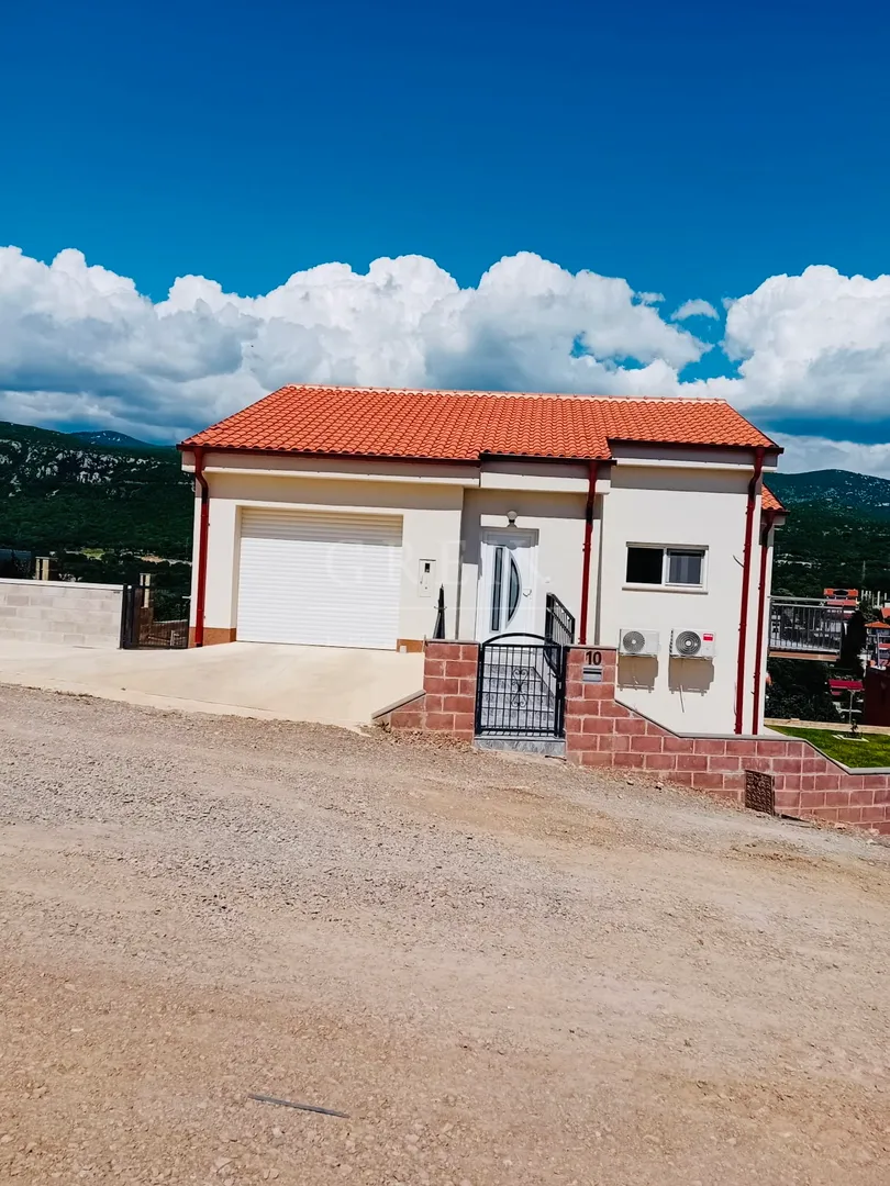 Prodaja,kuća (222m2 bruto) s velikim potencijalom,Novi Vinodolski!