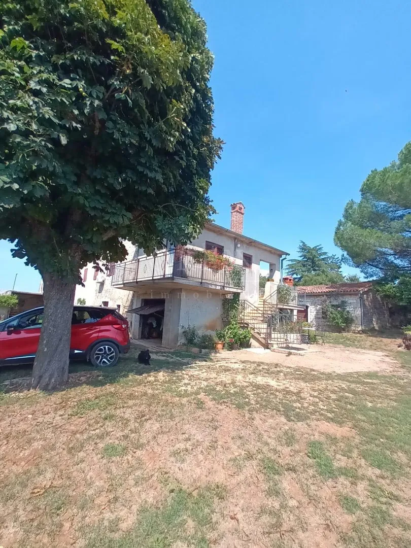 Kamena kuća za obnovu sa velikom okućnicom - Sveti Lovreč Pazenatički