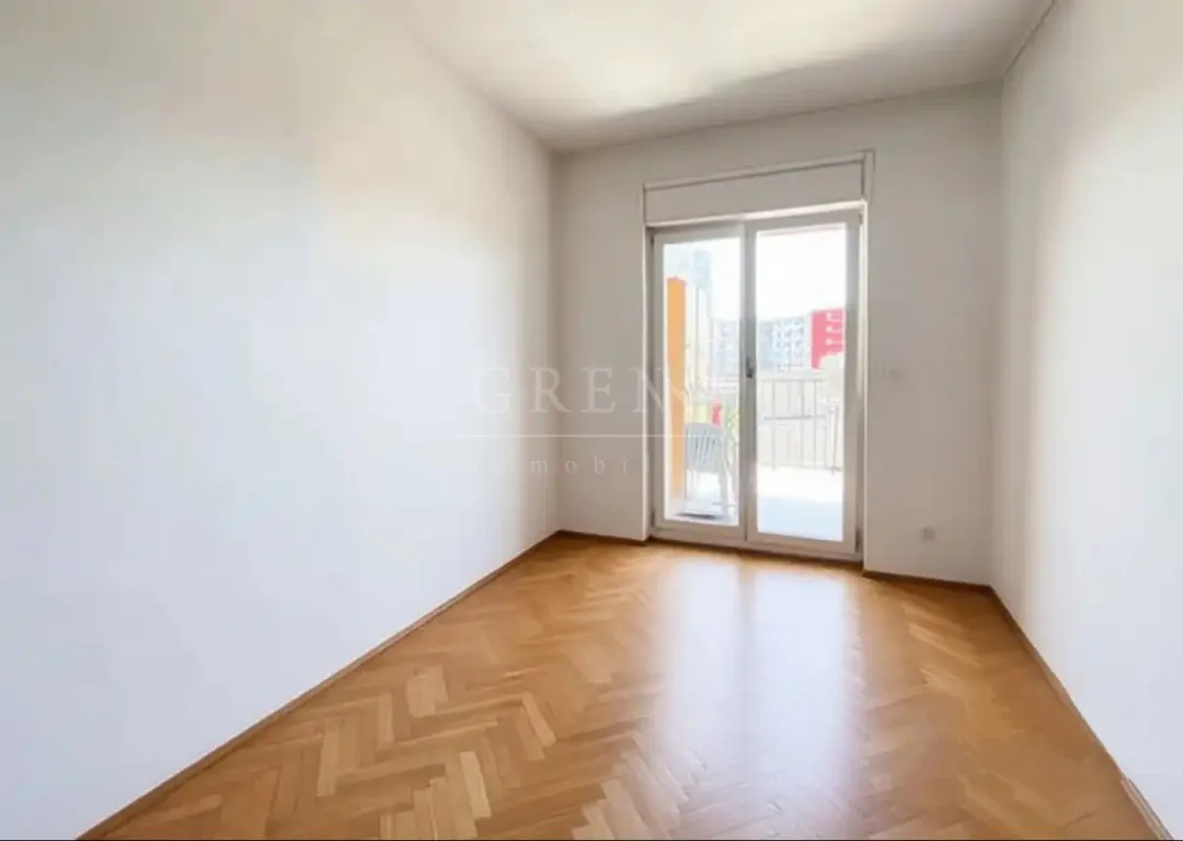 špansko – prostrani dvoetažni 4sobni stan 110 m², 2 lođe, lift - slika 9