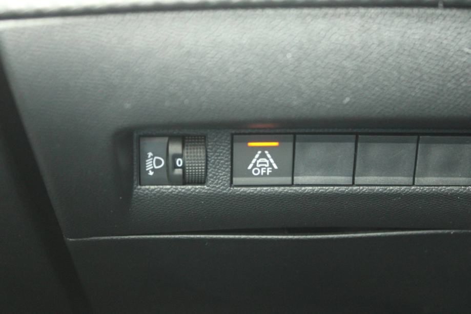 peugeot 2008 1.2 puretech allure *navigacija, led, kamera* - slika 13
