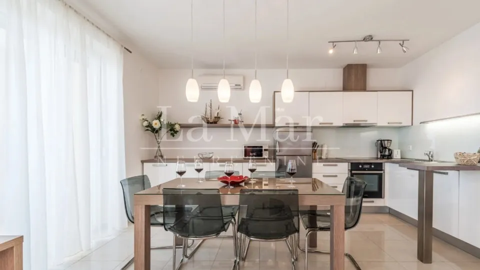 novalja- prvi red do mora- apartman u vili - 81.04 m2 - slika 18