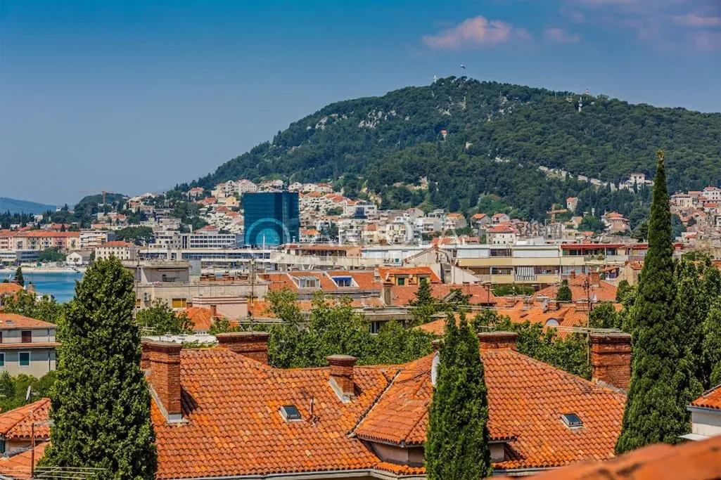 Split, Firule - Dvosoban stan s pogledom na more, 100 m2