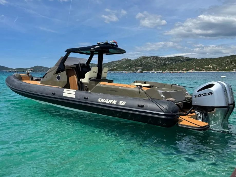 shark 38 - novo model 2026 gumenjak sa kabinom, motori 2 x 250 - slika 11