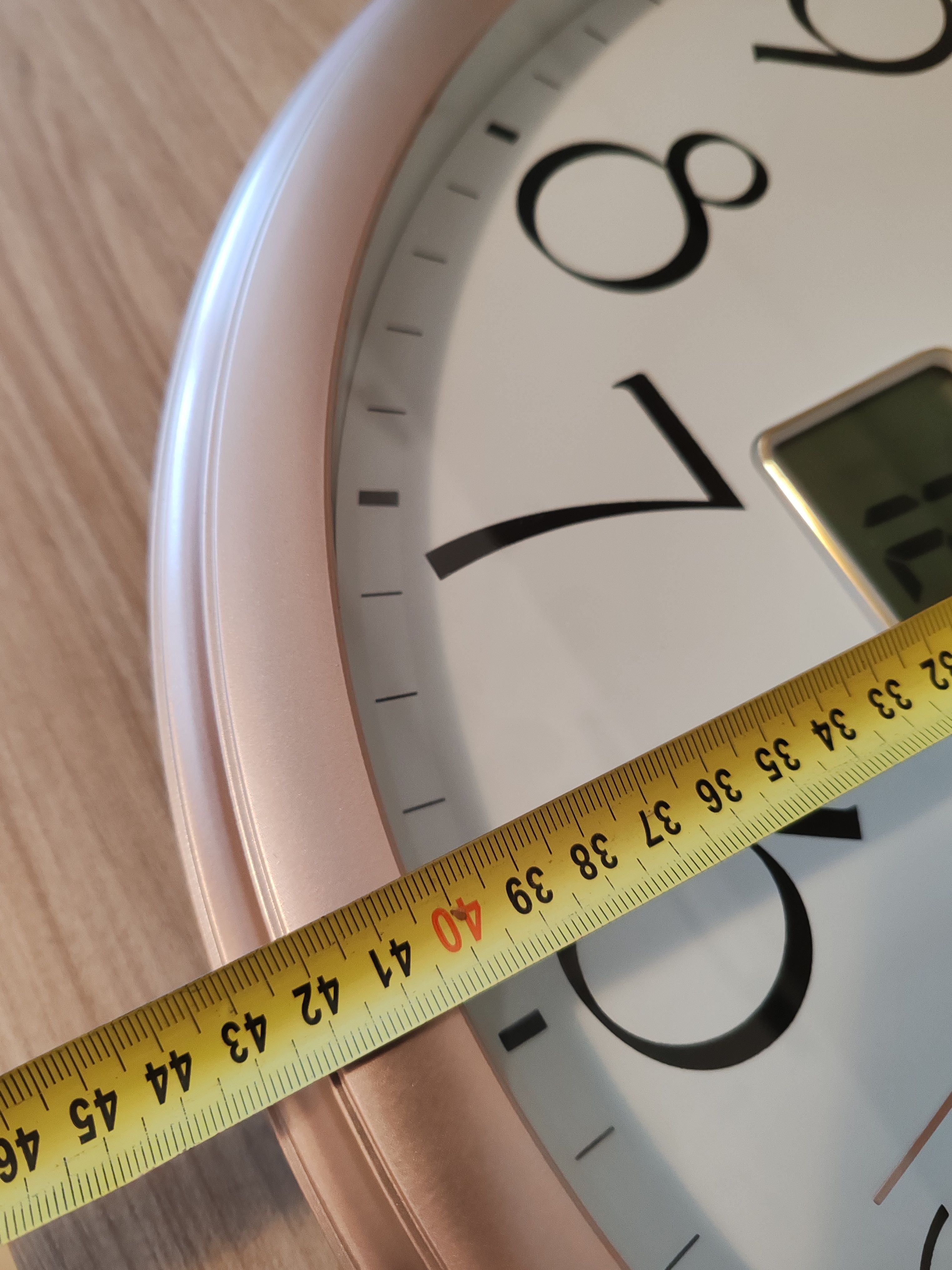 zidni sat sa satom datumom danom i prikazom temperature u prostoriji - slika 6