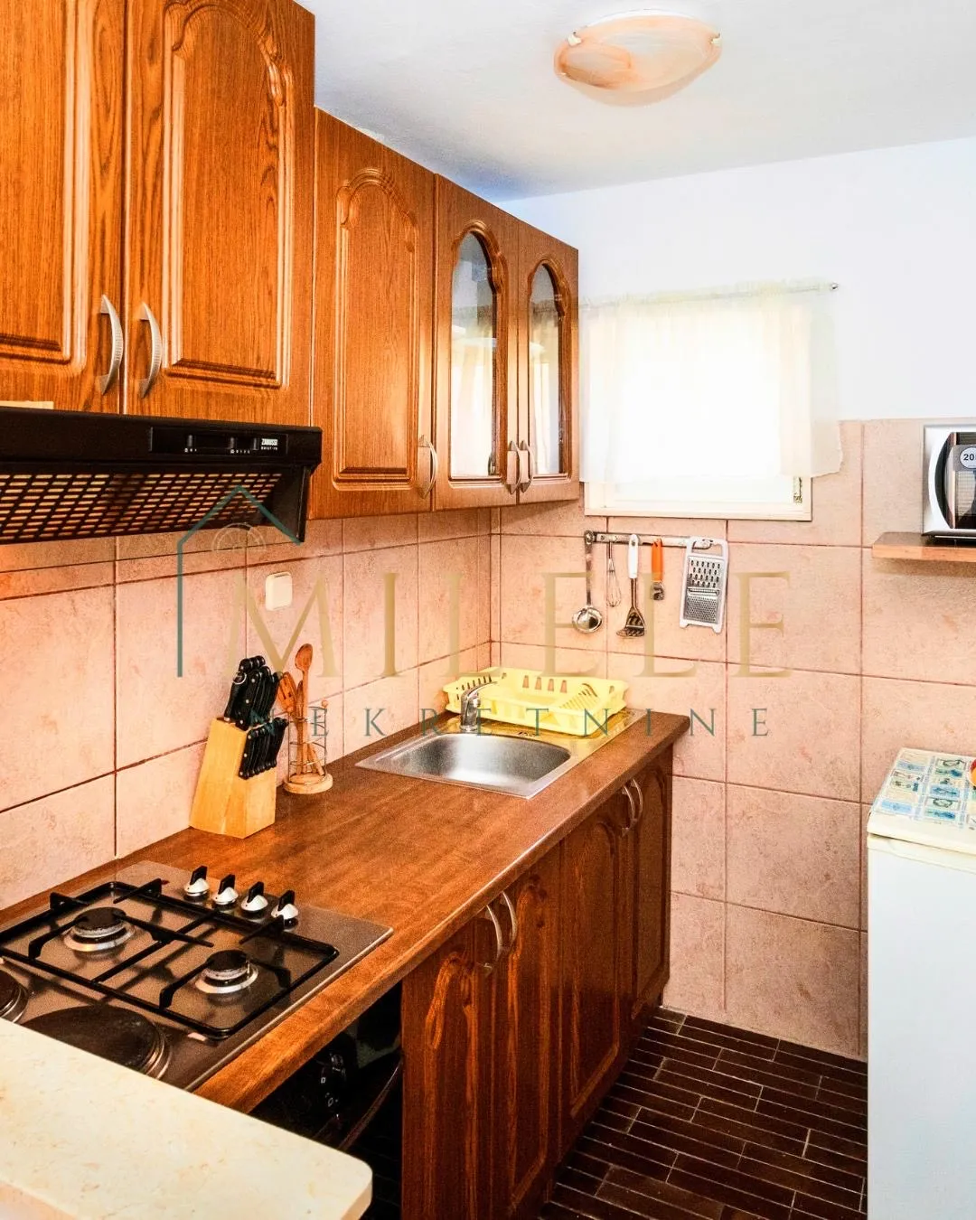 kuća sa 3 apartmana rogoznica - slika 9