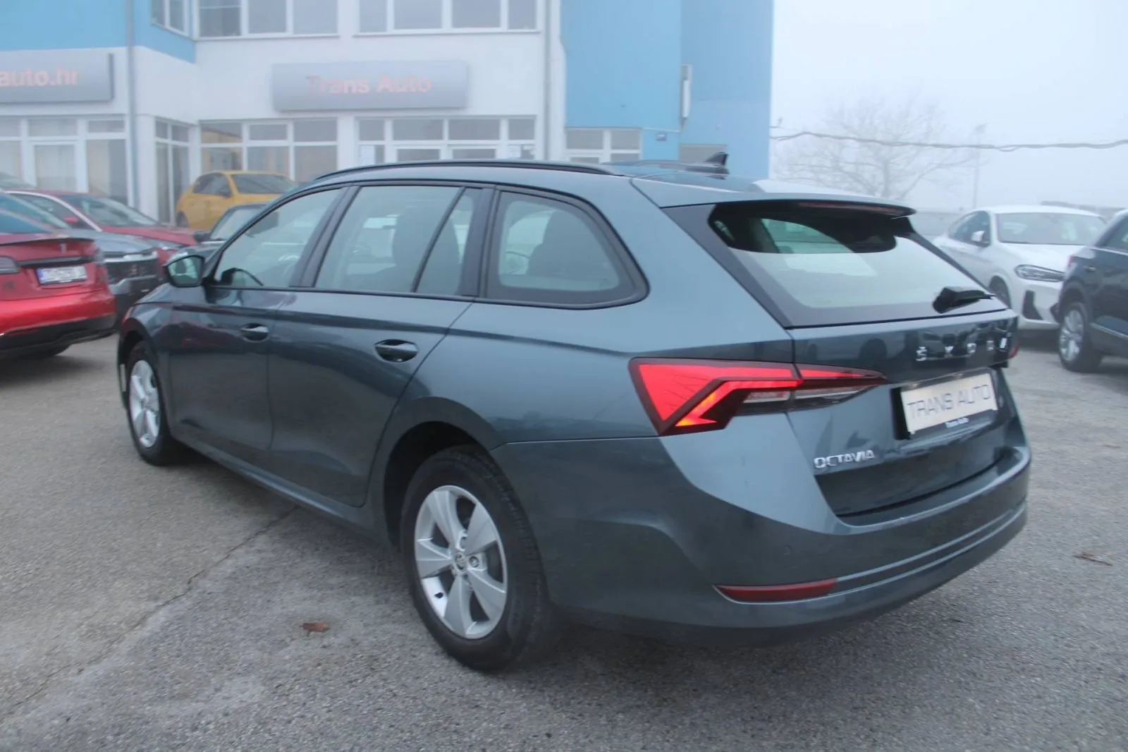 škoda octavia combi 2.0 tdi dsg executive *led, navigacija* - slika 7