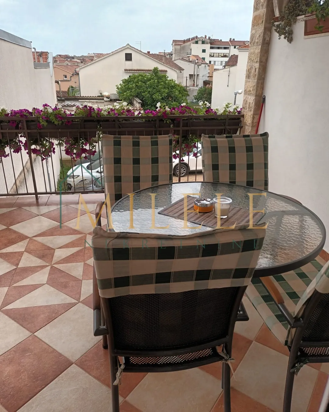vodice kuća sa 5 apartmana - slika 15