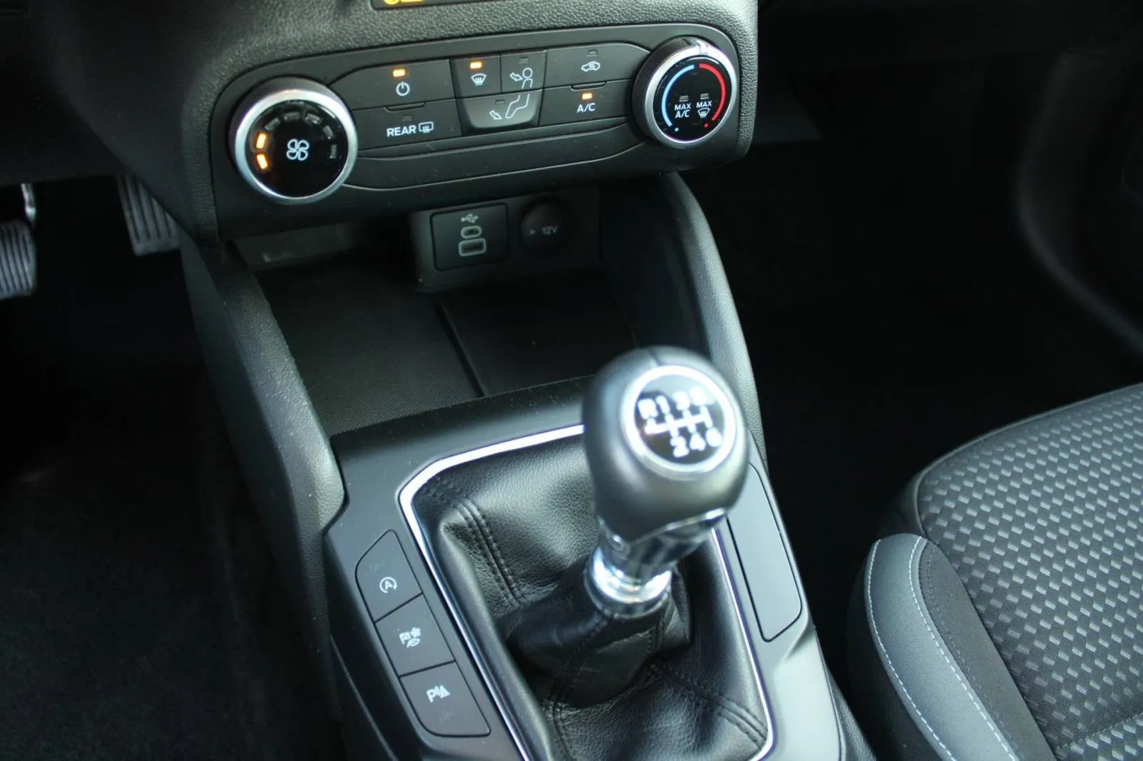 ford focus karavan 1.5 tdci *navigacija* - slika 12