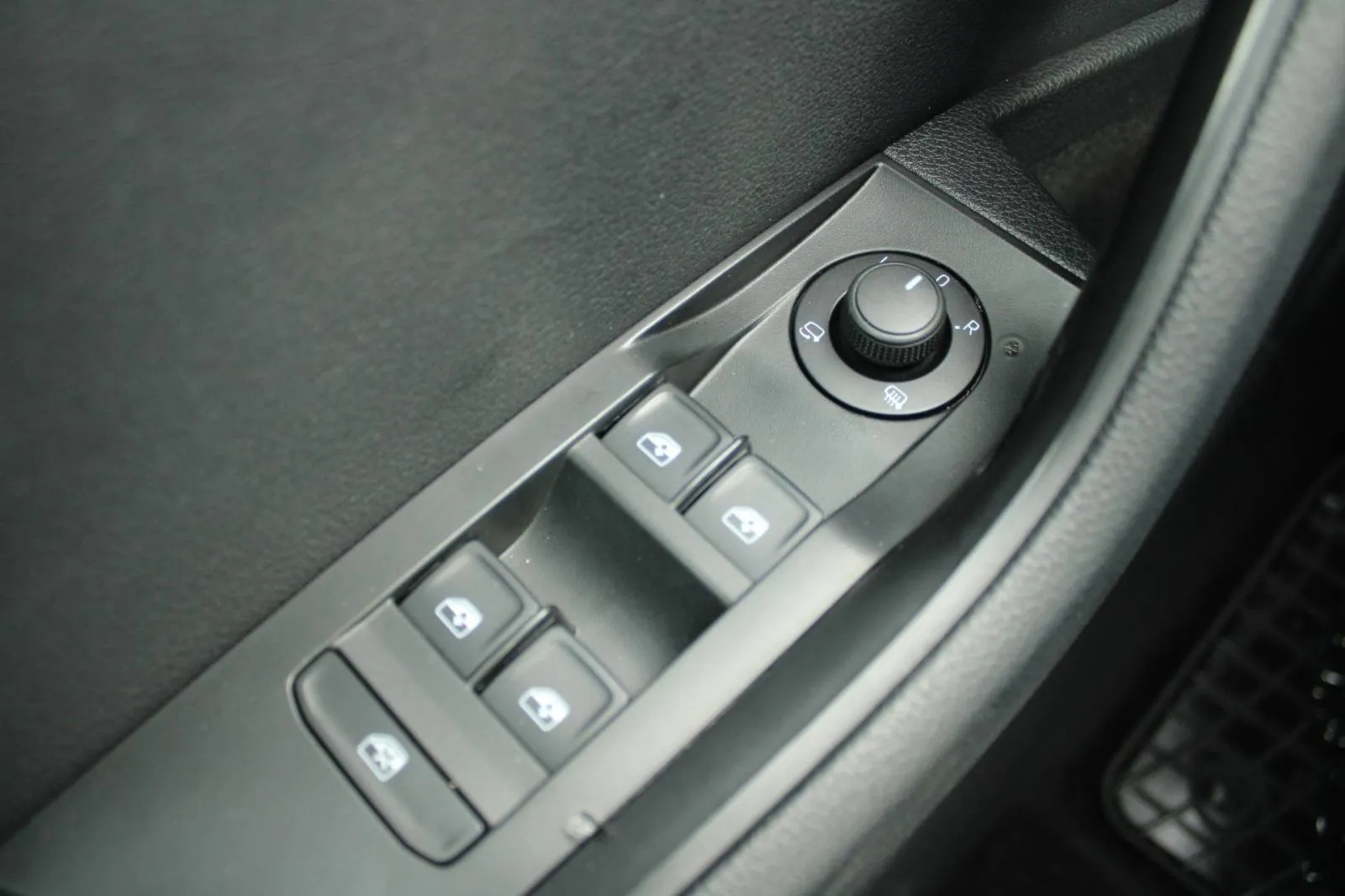 škoda superb 2.0 tdi dsg business *led, navigacija, kamera* - slika 16