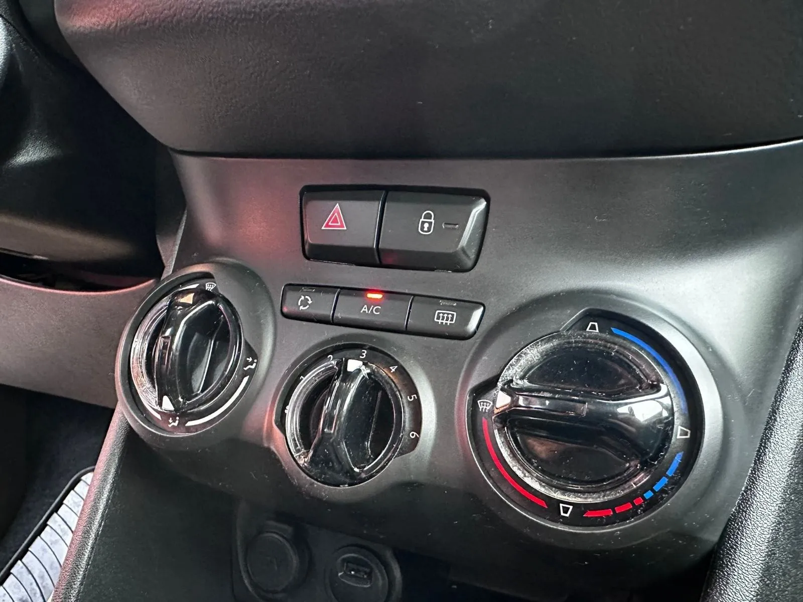 peugeot 208 1,2 puretech •2019.g.•navi•leasing 6 godina• - slika 16