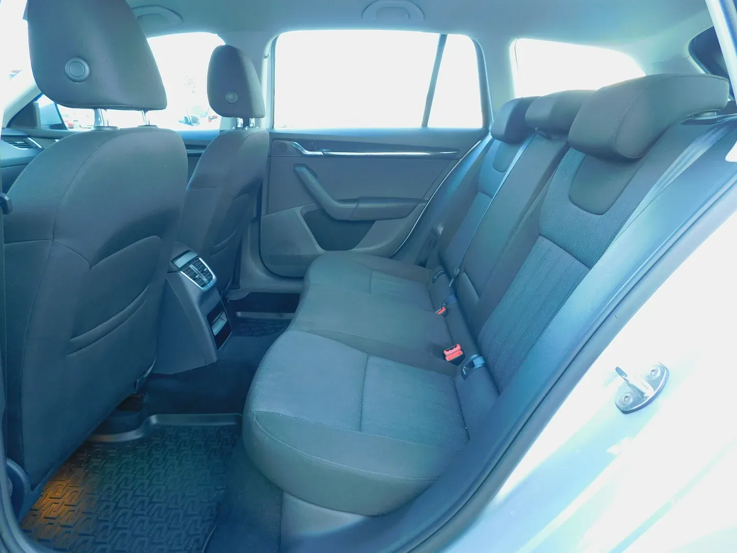 05884 škoda octavia combi style 1.6 tdi - slika 10