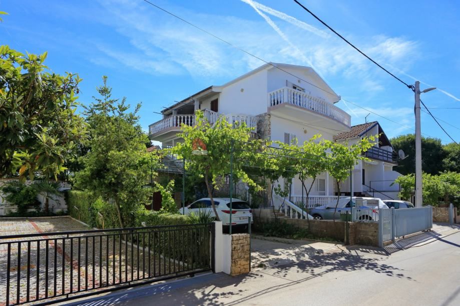 bibinje-apartmanska kuća- drugi red od mora - slika 2