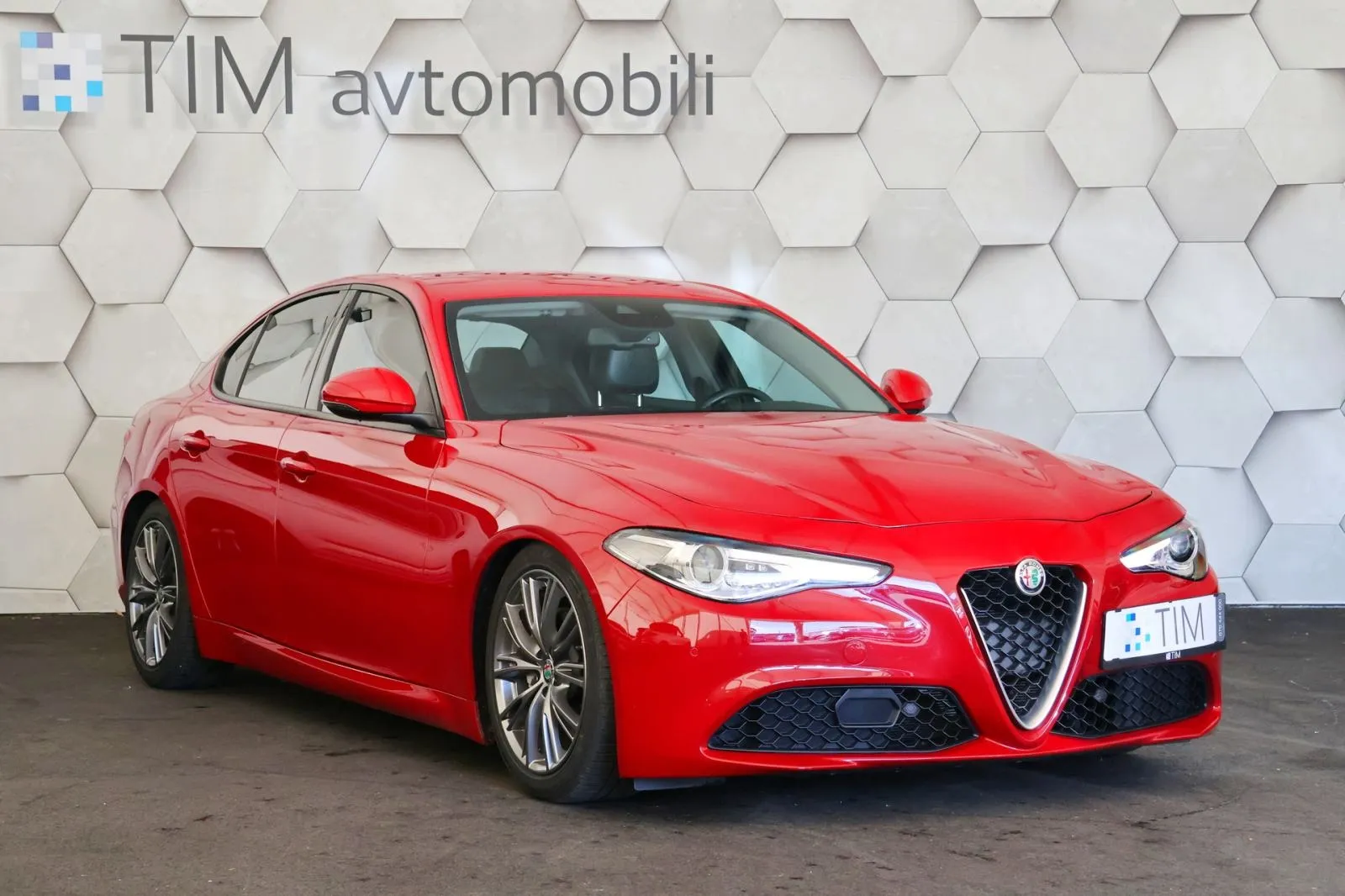 alfa romeo giulia 2.2jtdm at8 super led+biksenon navi radar - slika 2