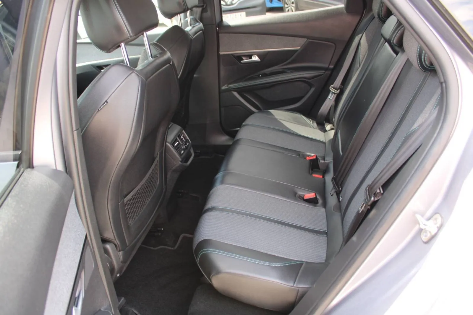 peugeot 3008 1.2 puretech allure *navigacija, led, kamera* - slika 11