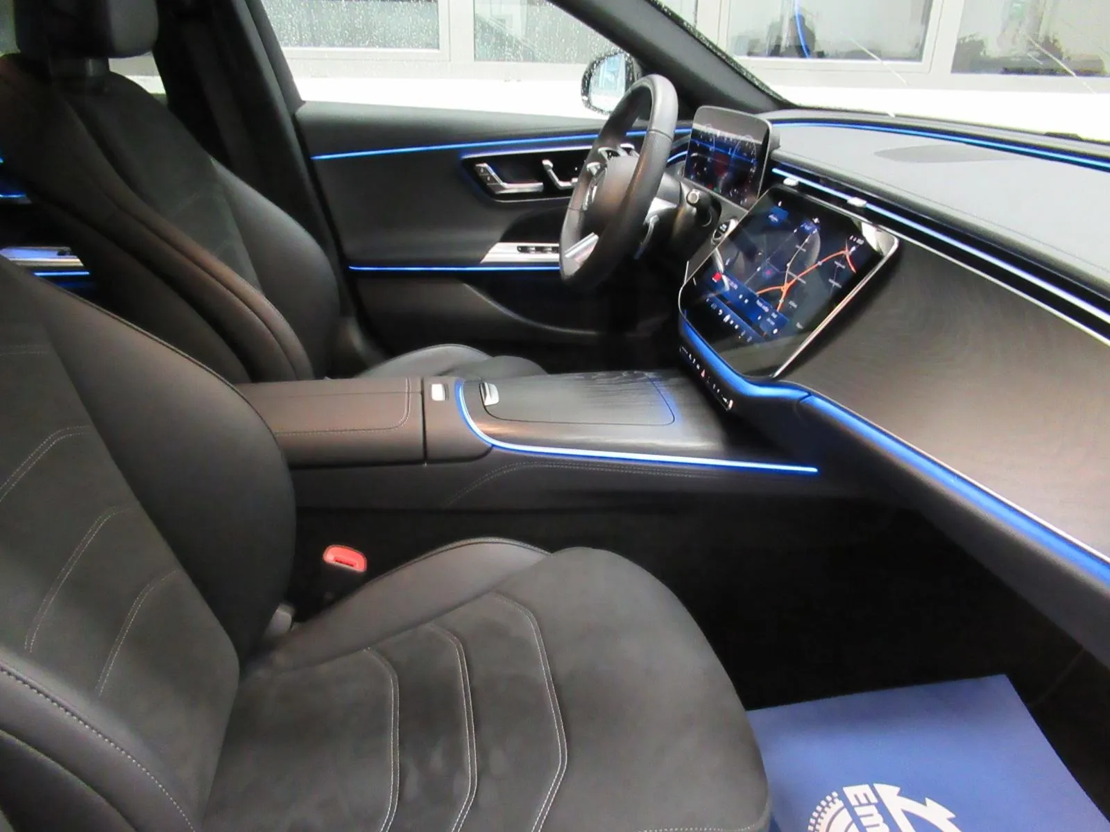 mercedes-benz e-klasa 300 de amg line/night paket/digital light/360° - slika 9