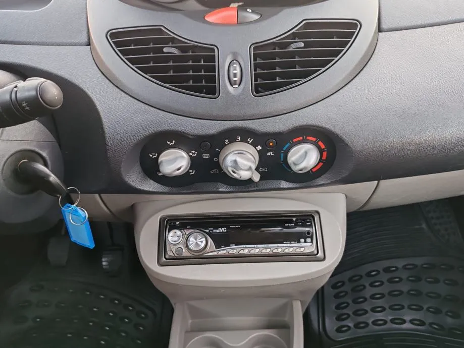 renault twingo 1,2 reg 31.10.2025 - slika 14