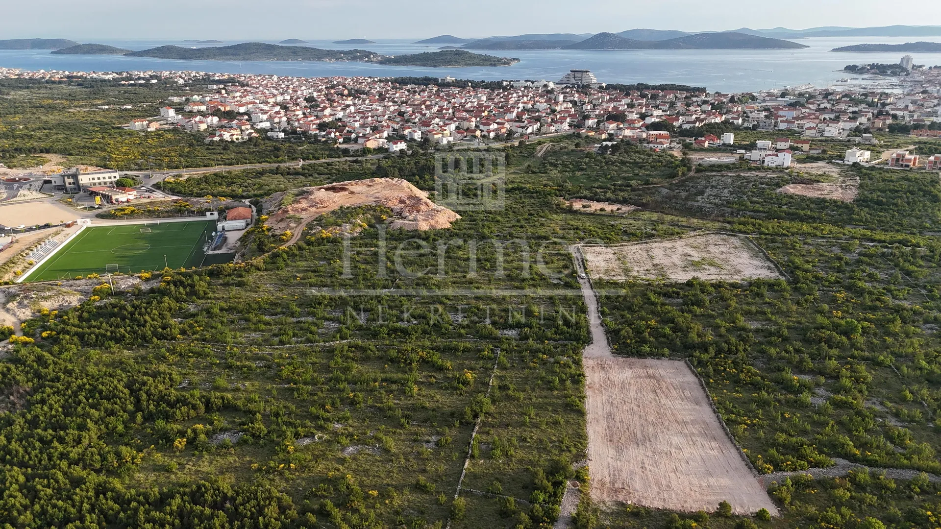 građevinsko zemljište s pogledom na more (2192 m2), vodice, šibenik - slika 2