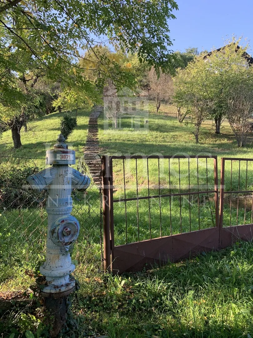 građevinsko zemljište s pogledom na grad, okruženo zelenilom - slika 6