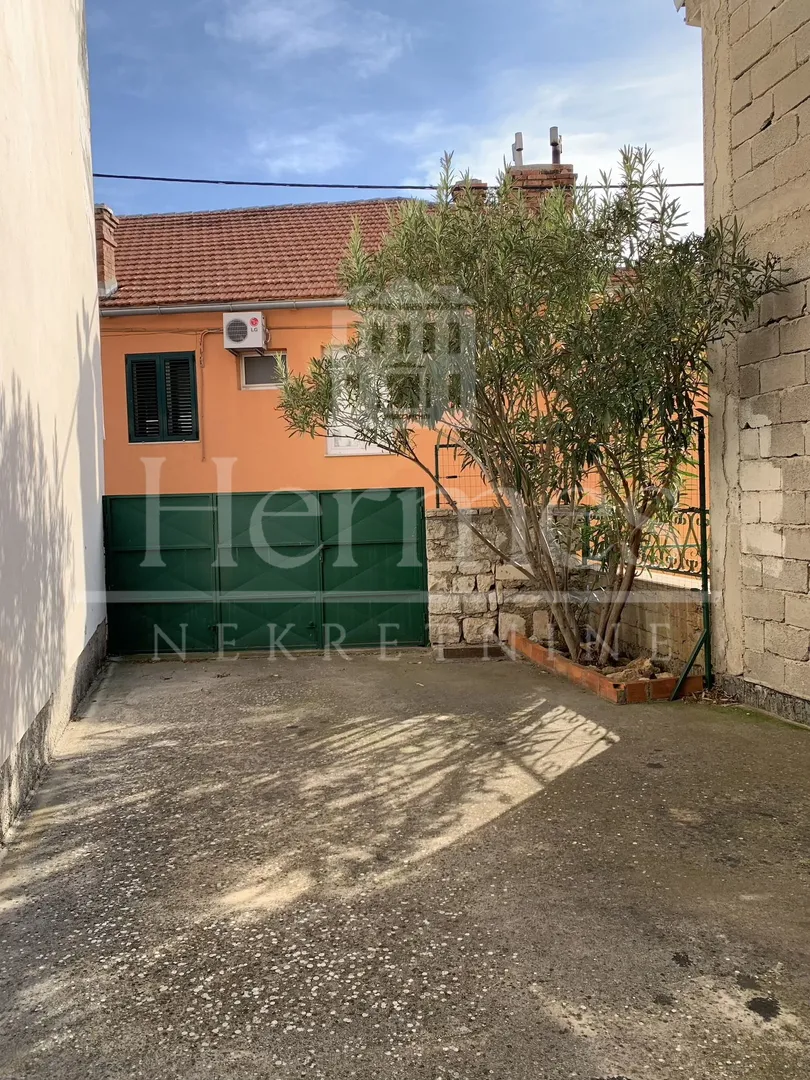 kuća u gradu s pogledom na more + kućica za adaptaciju! šibenik, varoš - slika 27