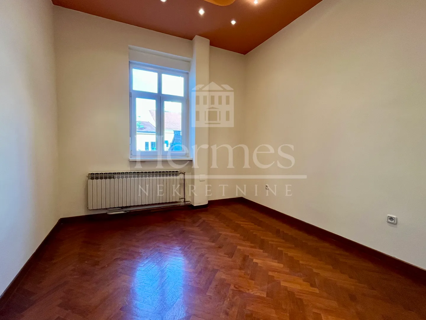 graðanski stan kao poslovni prostor (ured), visoki stropovi, 8 soba, 200 m2 - slika 17