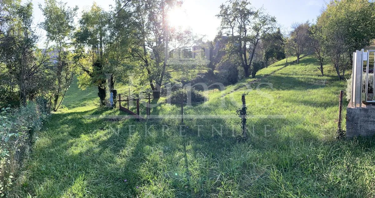 građevinsko zemljište s pogledom na grad, okruženo zelenilom - slika 15