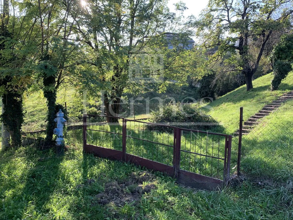 građevinsko zemljište s pogledom na grad, okruženo zelenilom - slika 5