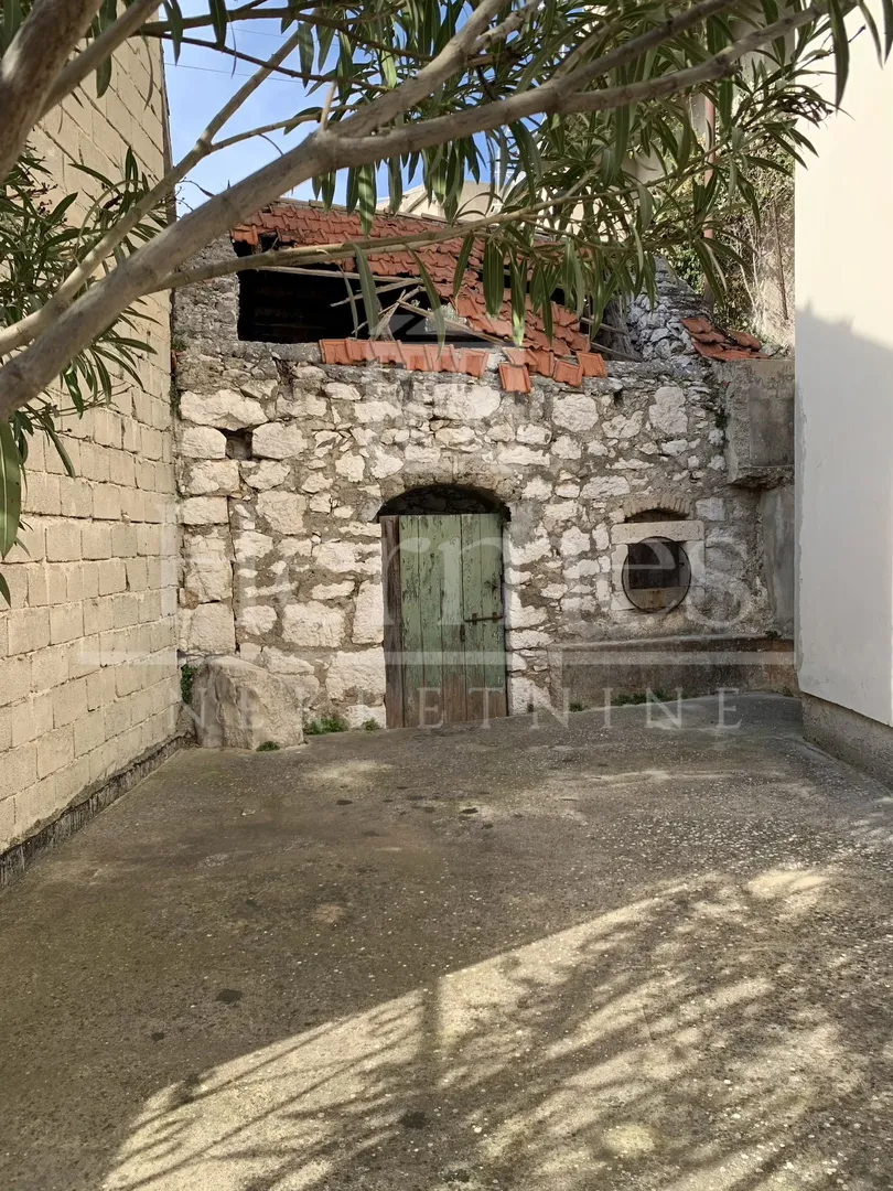 kuća u gradu s pogledom na more + kućica za adaptaciju! šibenik, varoš - slika 28