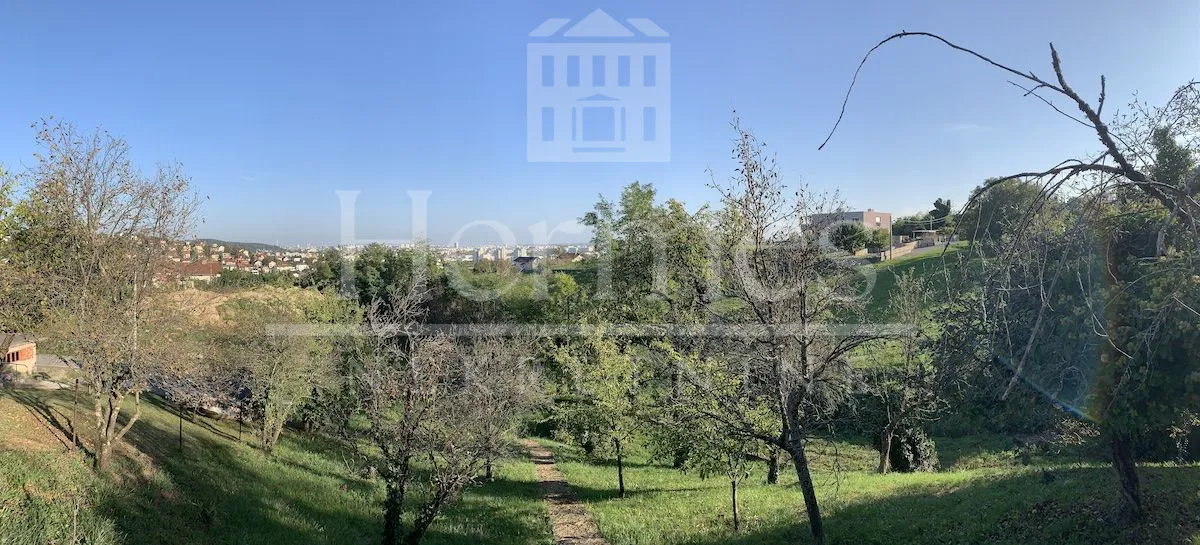 građevinsko zemljište s pogledom na grad, okruženo zelenilom - slika 3
