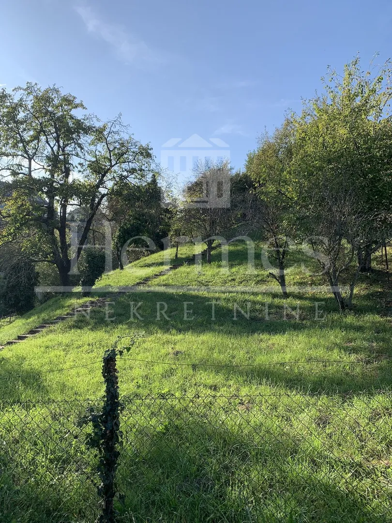 građevinsko zemljište s pogledom na grad, okruženo zelenilom - slika 9