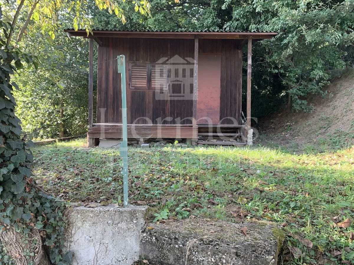 građevinsko zemljište s pogledom na grad, okruženo zelenilom - slika 17