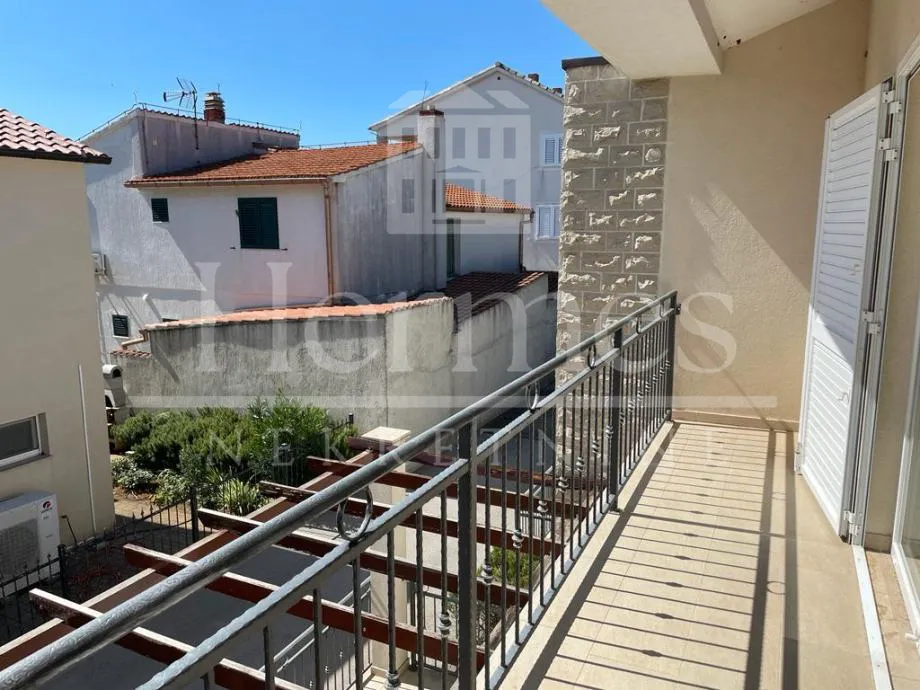 4-soban opremljen i namješten apartman, novogradnja, 200 m od mora - slika 9
