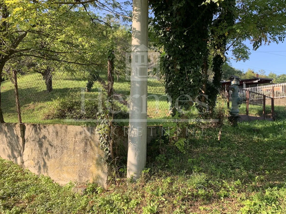 građevinsko zemljište s pogledom na grad, okruženo zelenilom - slika 7