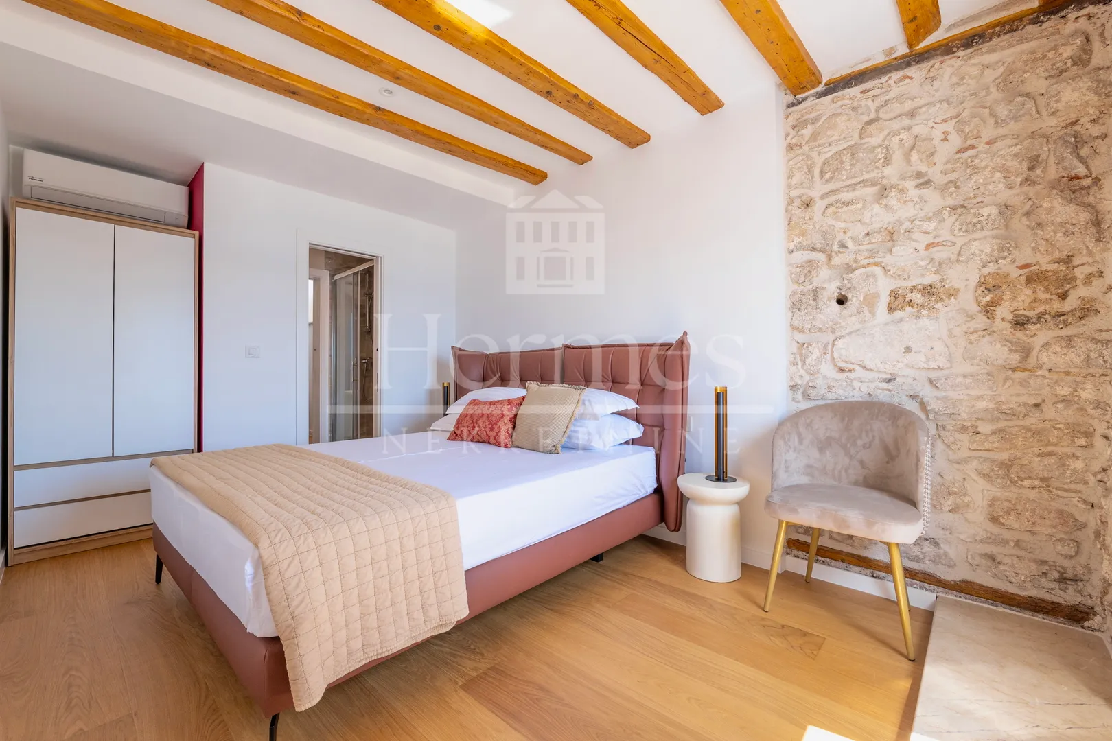 novoureðeni dizajnerski apartman, 1. red do mora, pogled na more - slika 25