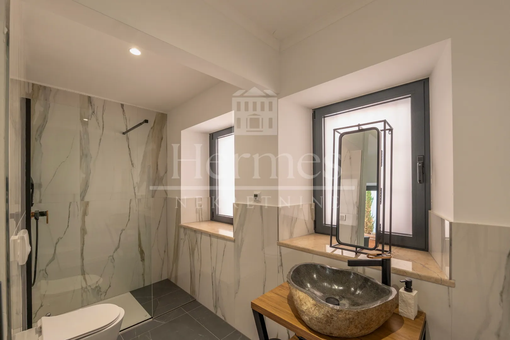 novoureðeni dizajnerski apartman, 1. red do mora, pogled na more - slika 8